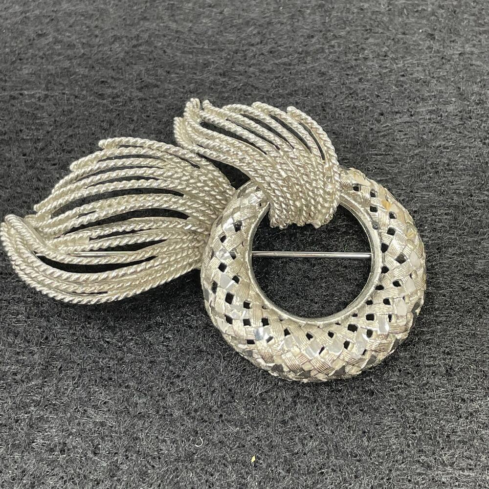 BSK Vintage Brooch Silver Tone Metal Openwork Ring With Textured Rope Spray